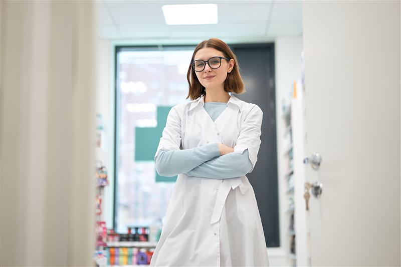 Woman wearing glasses wearing a lab coat