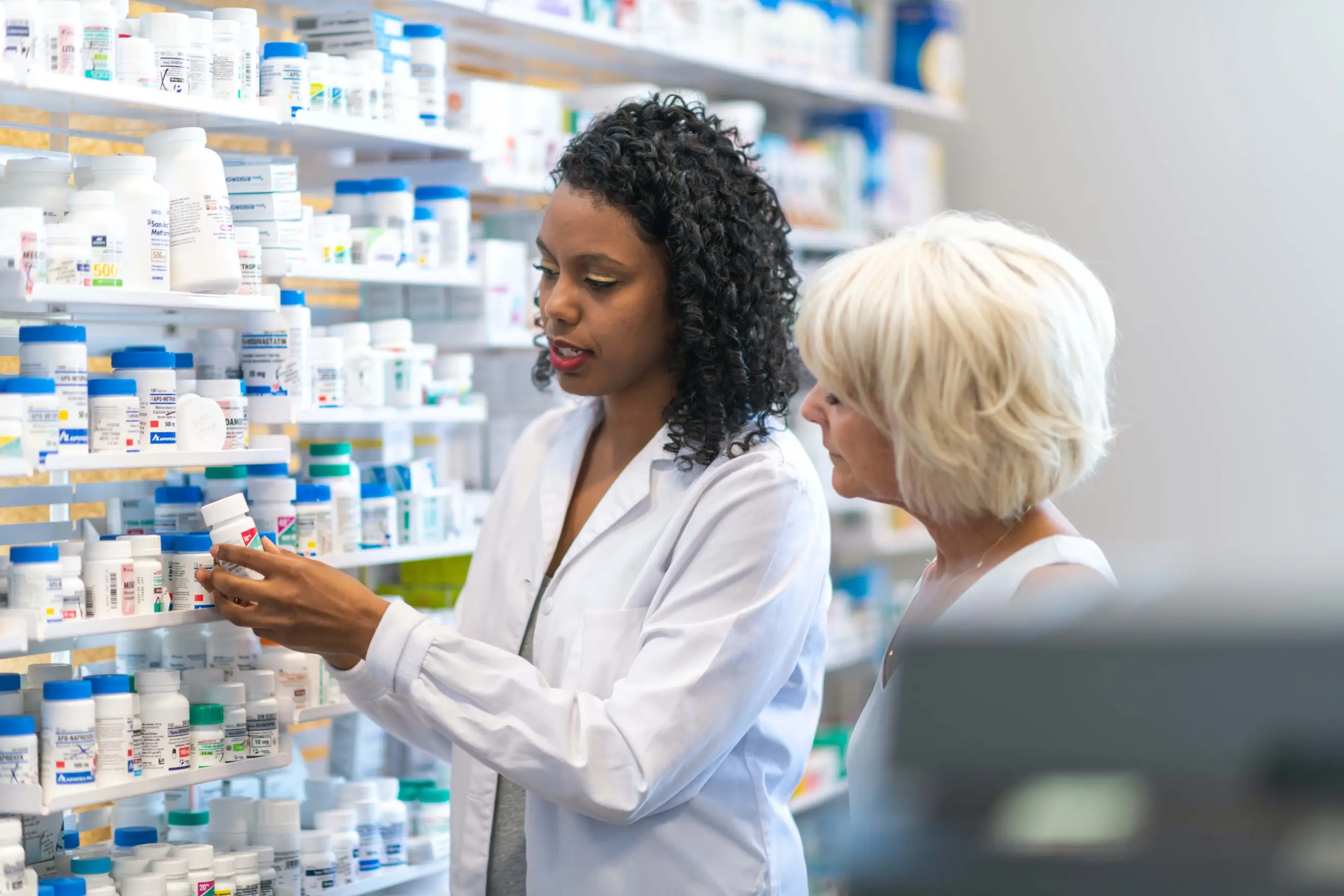 Pharmacien aidant un patient Pharmacien aidant un patient