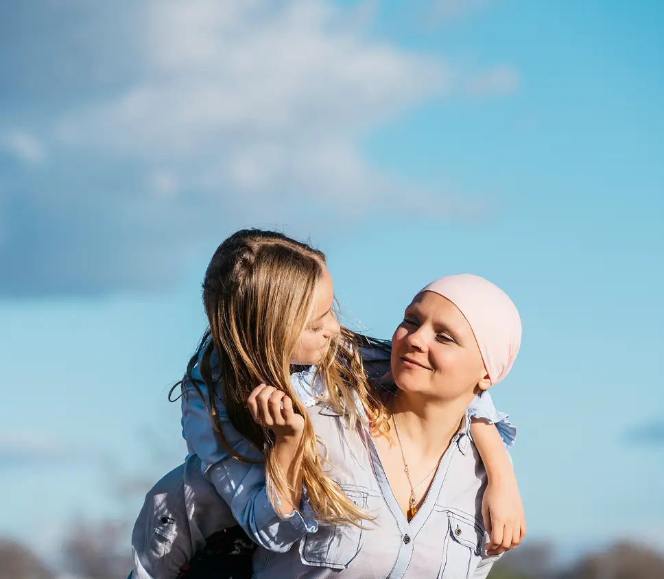 Un patient atteint d'un cancer et son ami se regardent