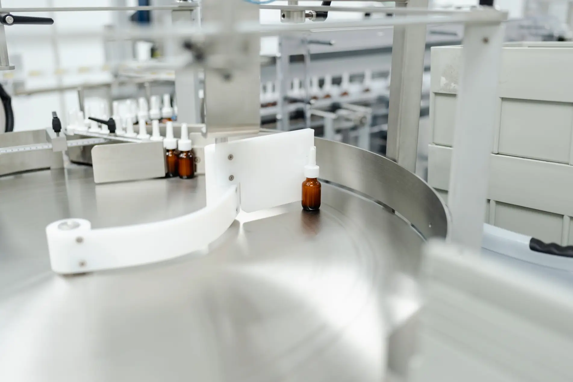Tri des bouteilles sur le site de fabrication pharmaceutique