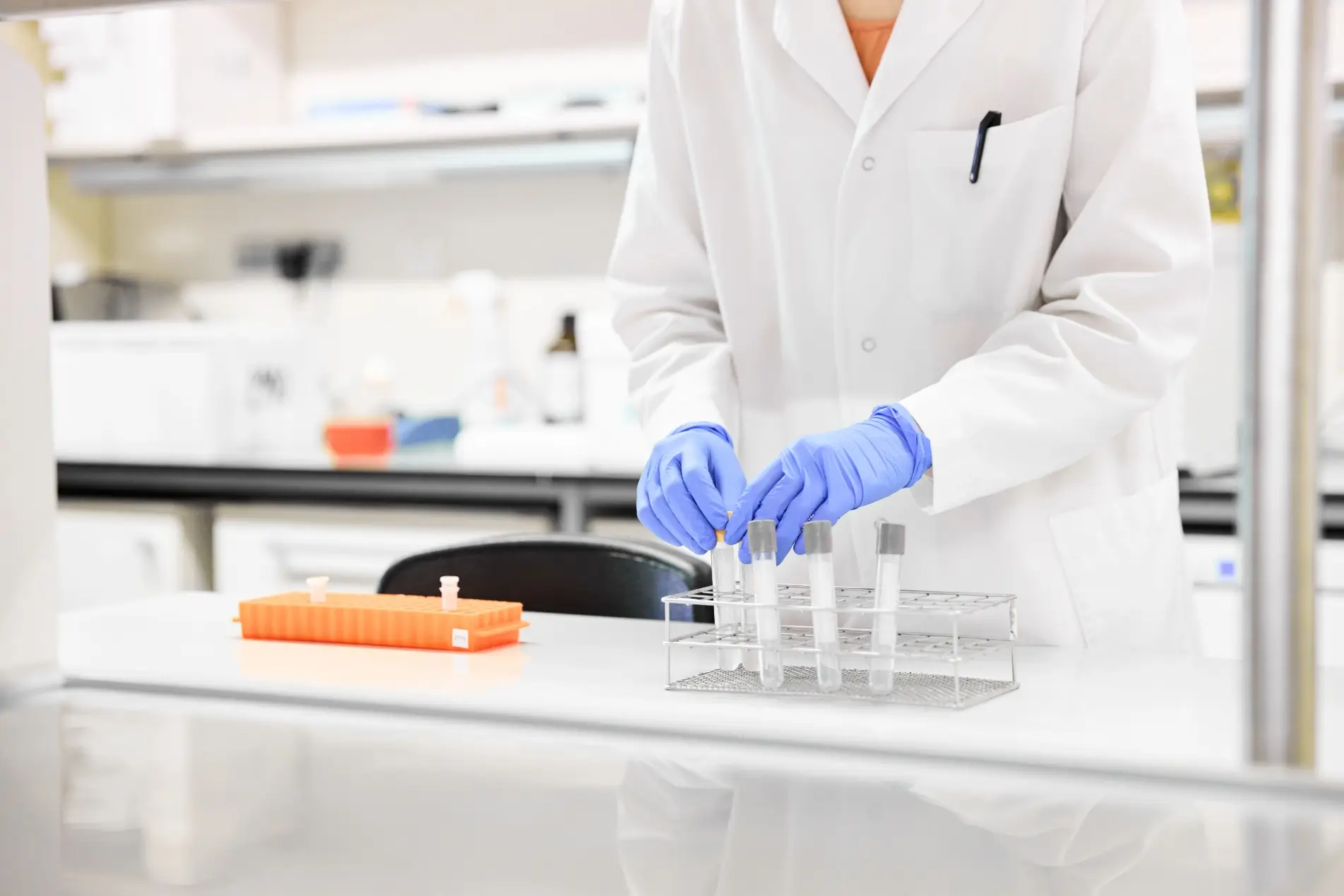 scientifique travaillant dans un laboratoire avec des tubes à essai