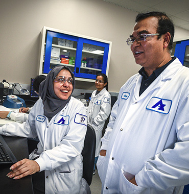 Empleados de Apotex sonriendo en la oficina